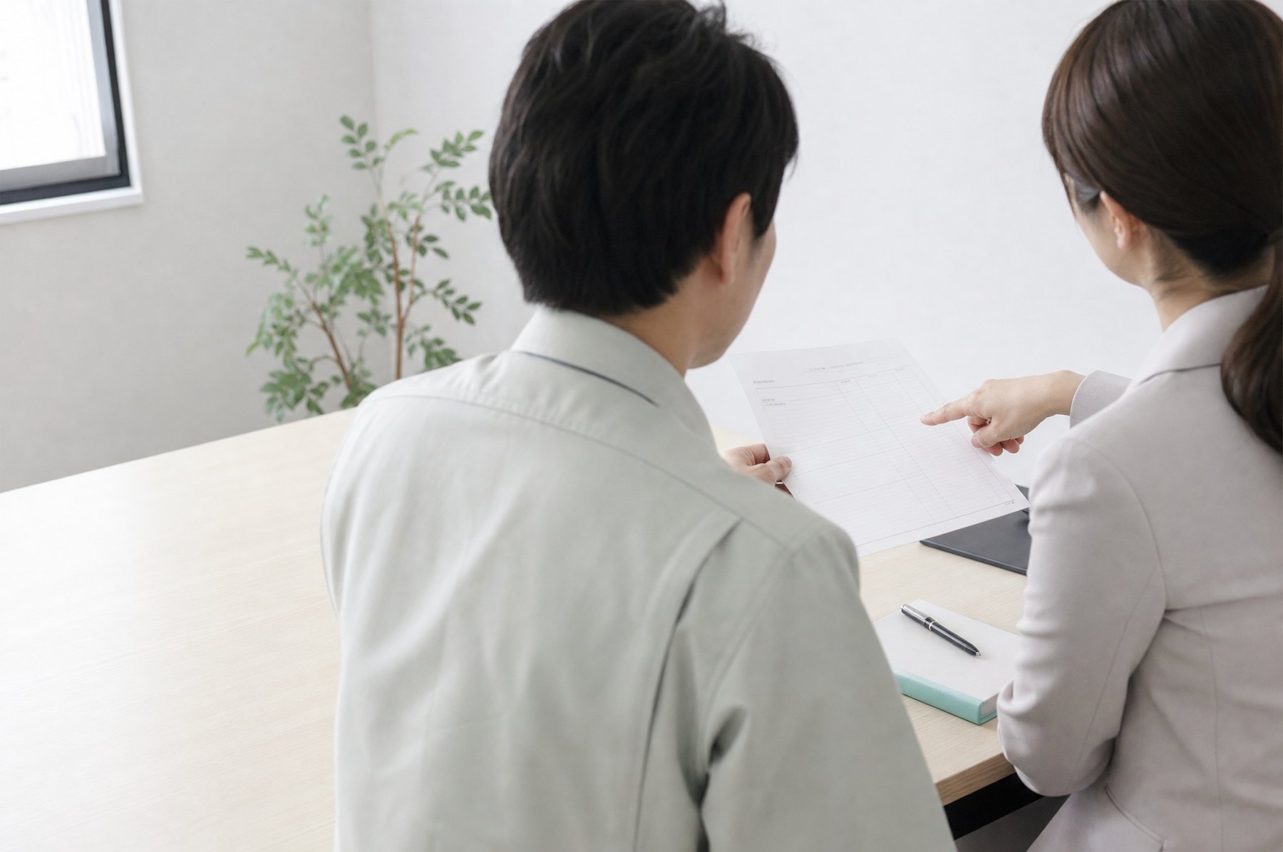 普段の帳票をもとに業務内容を聞き取る場面のイメージ