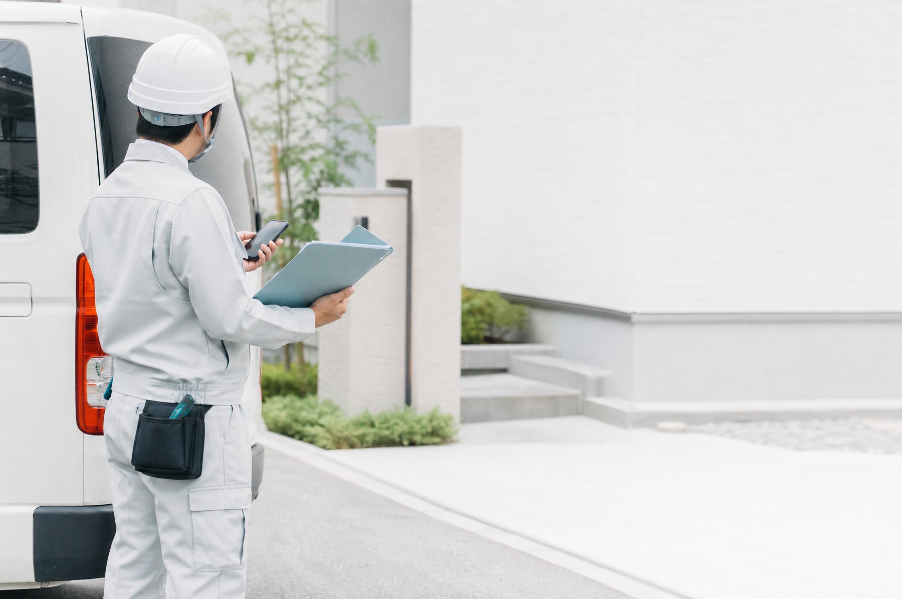 現場の作業を終え、報告内容を確認する場面のイメージ