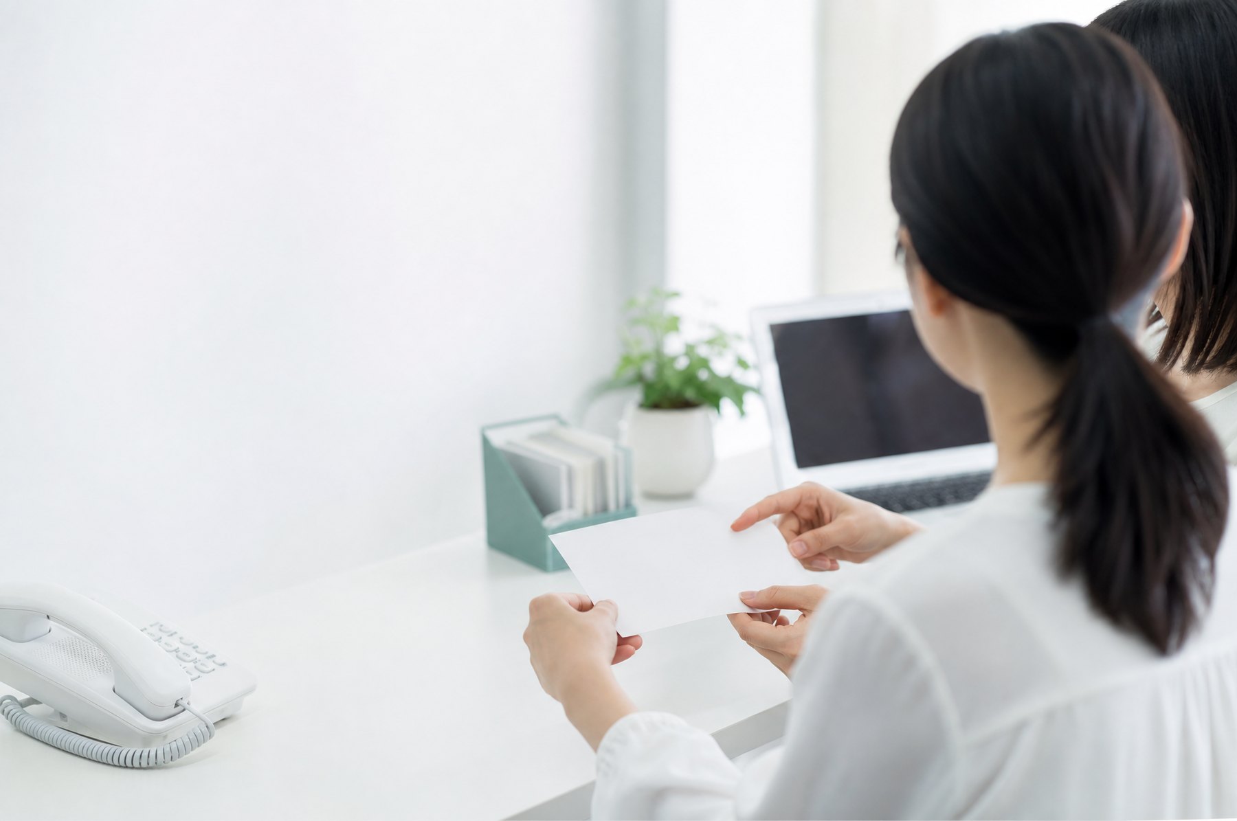 一次対応した問い合わせを担当者に引き継ぐ場面のイメージ