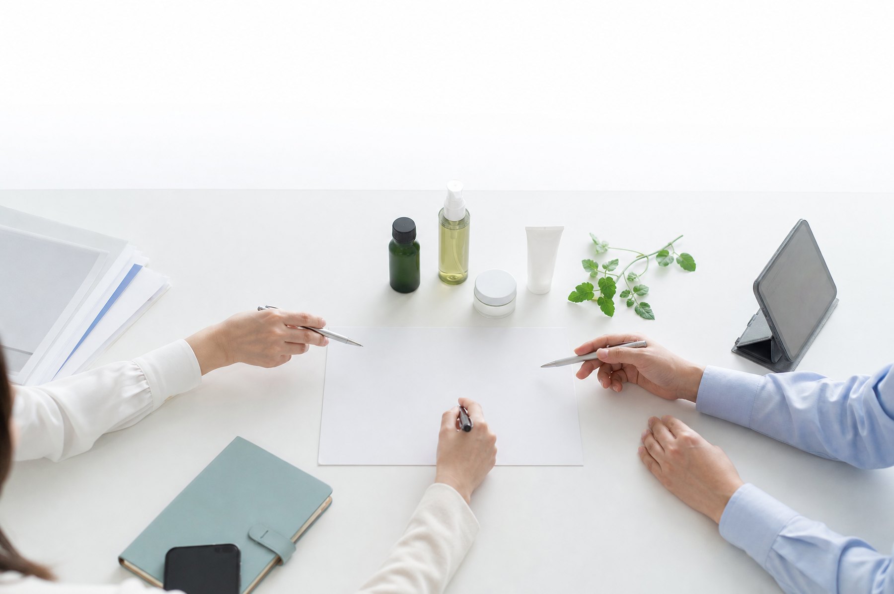 調査情報を事業の判断にまとめる打合せのイメージ